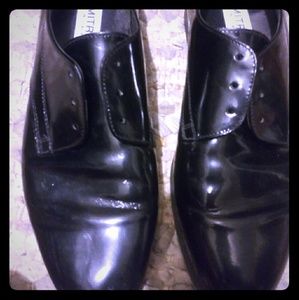 One pair of genuine leather men's shoes